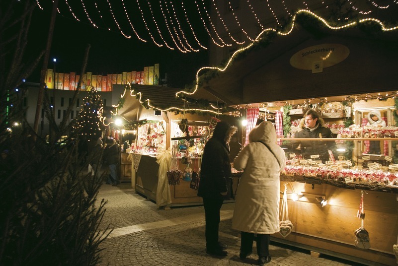 Bild: Stände auf dem Brunecker Weihnachtsmarkt
